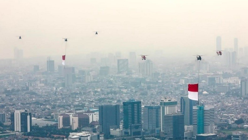 HUT ke-76 RI, Enam Helikopter Terbang di Atas Istana Kibarkan Bendera Merah Putih Raksasa 