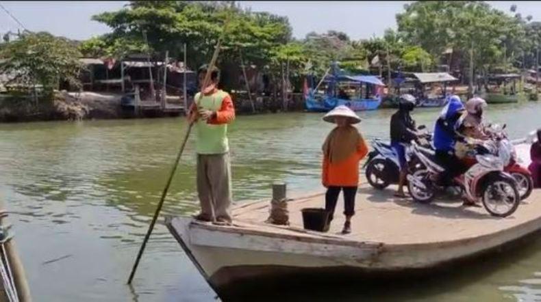  17 Agustus, Penarik Perahu Ini Gratiskan Jasa Penyeberangan 
