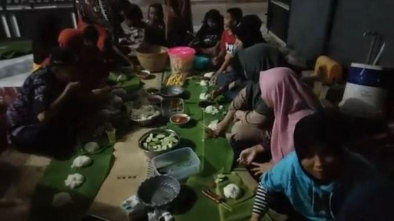 Syukuri Nikmat Kemerdekaan, Warga di Pekalongan Ini Gelar Doa dan Makan Bersama 