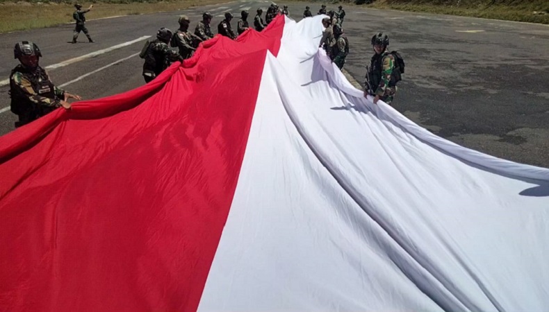 Prajurit Marinir Kibarkan Merah Putih di Puncak Gunung Tertinggi Tanah Pasundan