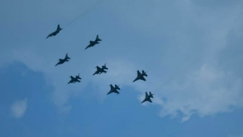 Letkol Pnb Agus Dwi Aryanto Pimpin Enam Pesawat Tempur Bermanuver di Atas Istana