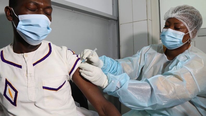 Pasien Positif Virus Ebola, 200 Tenaga Medis Divaksinasi