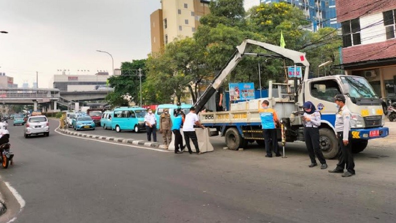 Jadi Penyebab Kemacetan, Jalur Putar Balik Palmerah Utara Dipasangi Barrier Beton 