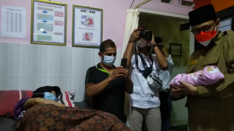 Ustaz Abdul Somad Akan Beri Nama Bayi Perempuan di Bukittinggi