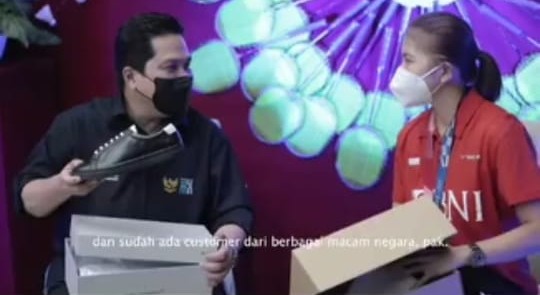 Dapat Sepatu dari Greysia Polii, Erick Thohir: Produk Lokal Tak Kalah dari Merek Asing