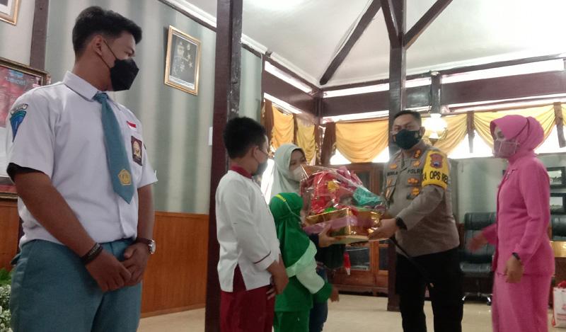 Polres Salatiga Tanggung Biaya Pendidikan 6 Anak Yatim Piatu Korban Covid-19