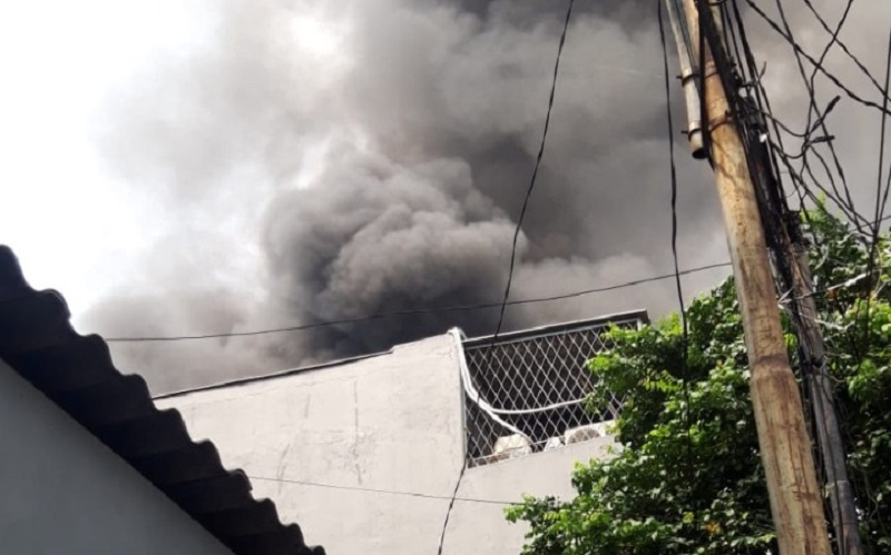 Kebakaran Landa Rumah di Tambora Jakarta Barat, Asap Hitam Mengepul Tinggi