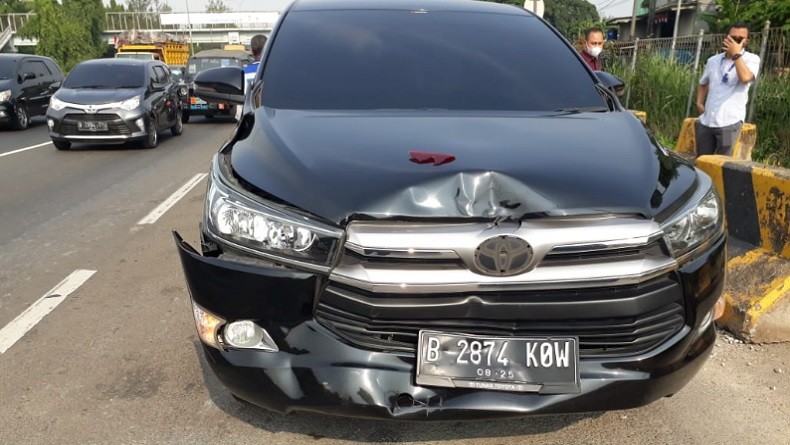 Tabrakan di Tol JORR Jatiwarna Arah Cikunir, Bagian Depan Mobil Innova Rusak