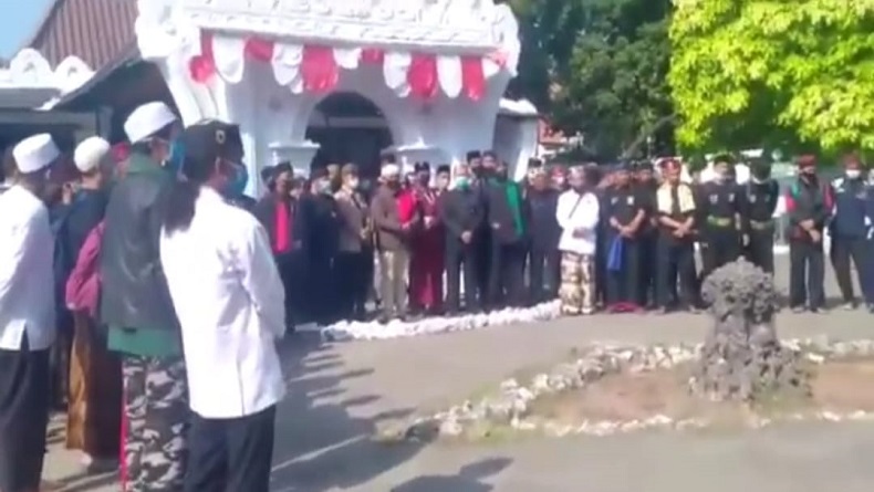 Tuding Sultan Bukan Trah Sunan Gunung Jati, Massa Segel Keraton Kasepuhan Cirebon