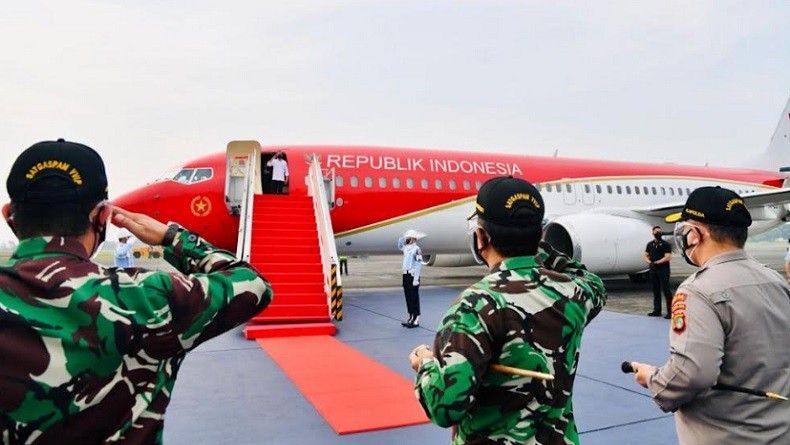 Penampakan Jokowi saat Menaiki Pesawat Kepresidenan dengan Warna Baru Merah Putih