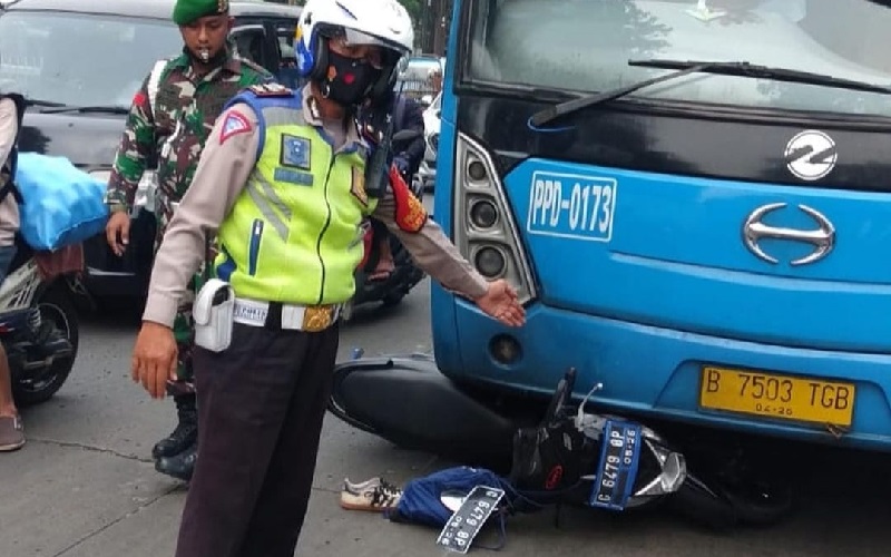 Motor Ringsek usai Ditabrak Bus di Jalan Raya Bogor Jakarta Timur