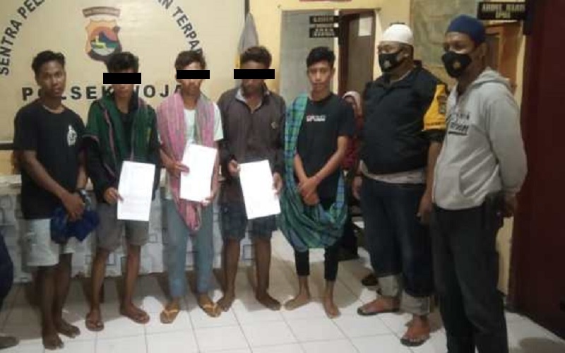 Aniaya Pemuda Desa, 3 Orang Ini Dikepung Warga