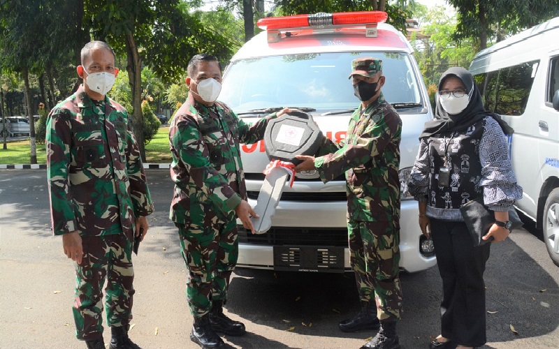 Kodam Siliwangi Terima 4 Ambulans dari Bank BRI, Pangdam: Bantuan Ini Sangat Berarti