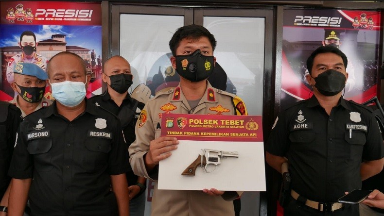 Penjual Senjata Api Jenis Revolver Ditangkap di Salah Satu Restoran Tebet