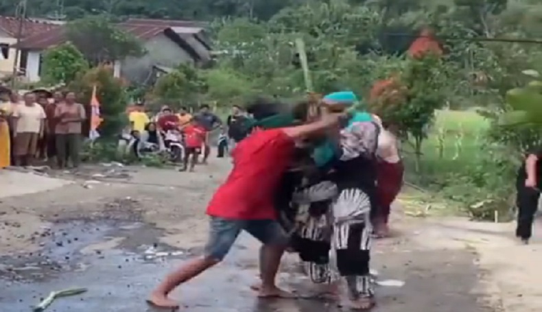 Viral, Emak-emak Saling Pukul di Acara Lomba Agustusan, Netizen: Wadaw Barbar 