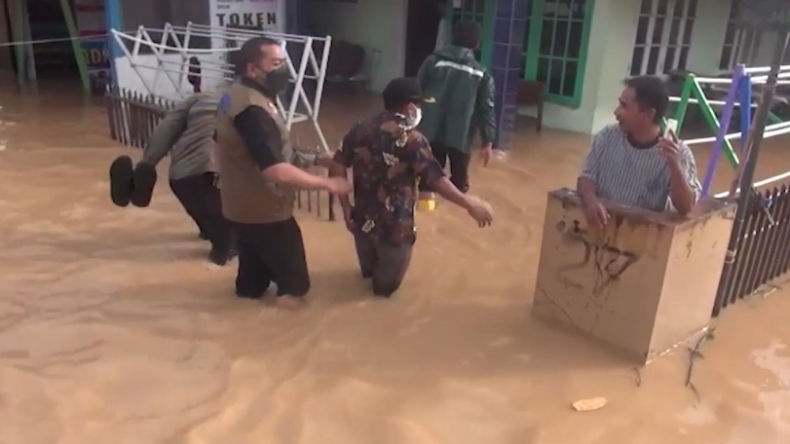 Sambil Menggulung Celana, Wagub Audy Jalan Kaki Terjang Banjir Tinjau Warga