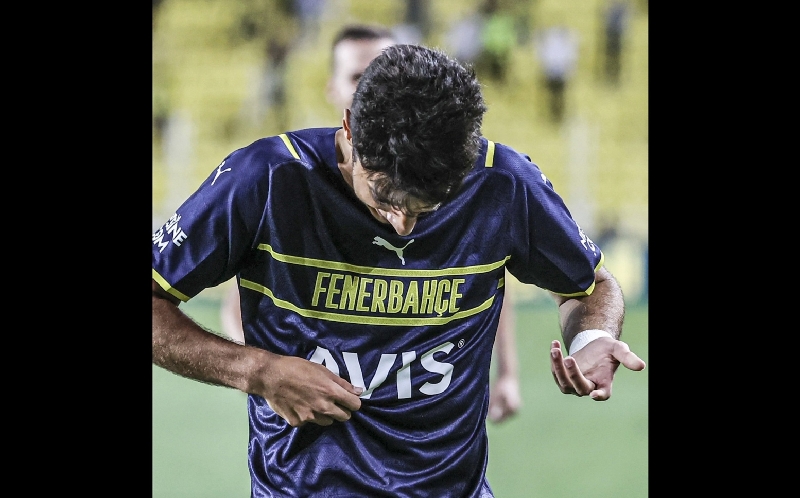 Kocak! Pemain Fenerbahce Ini Bingung saat Selebrasi Gol Efek Jersey Ketiga yang Jelek