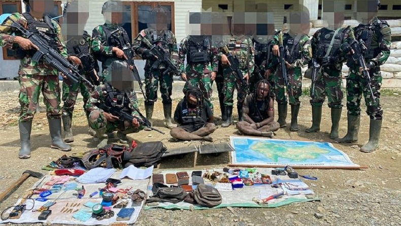Prajurit TNI Raider 501 Tangkap 2 Terduga Anggota Teroris KKB Papua
