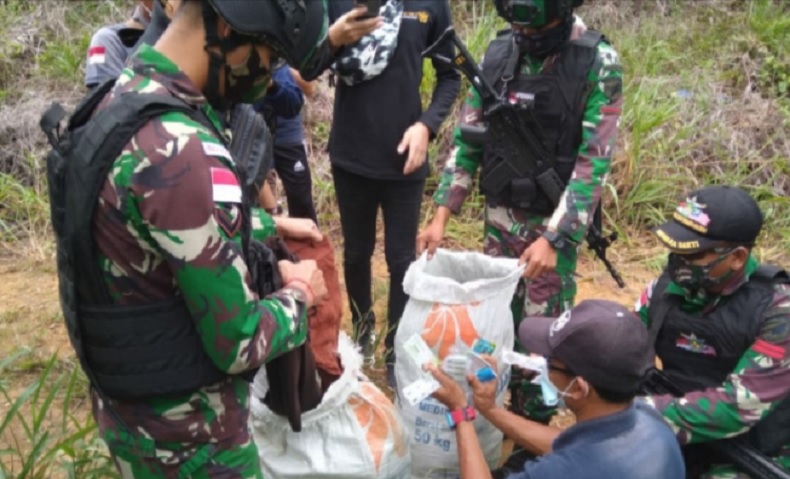 TNI Gagalkan Penyelundupan Pakaian Bekas di Perbatasan Indonesia-Malaysia