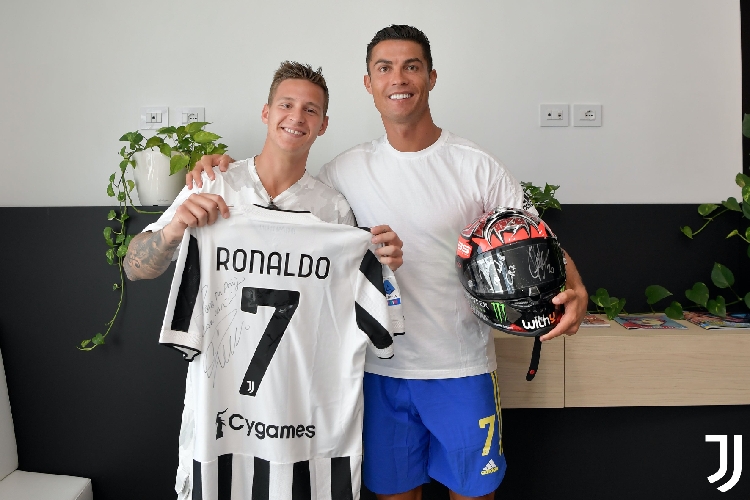 Fabio Quartararo Unggah Foto Beri Helm ke Cristiano Ronaldo: Ini Idola Saya