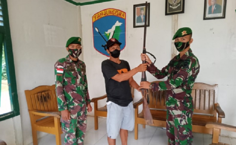 Sukarela, Warga Perbatasan RI-Malaysia Serahkan Senpi Rakitan ke TNI