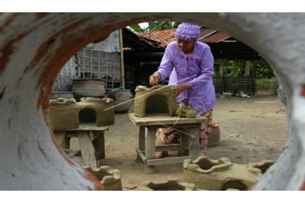  Siasati Pengeluaran saat Pandemi, Warga di Pamekasan Ini Gunakan Tungku Kayu Bakar