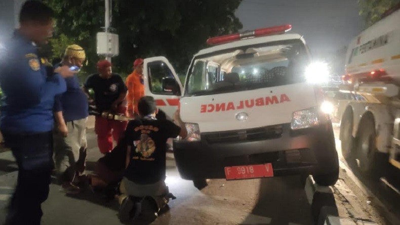 Ambulans Pembawa Jenazah Tabrak Trotoar Pembatas Jalan di Pulogadung