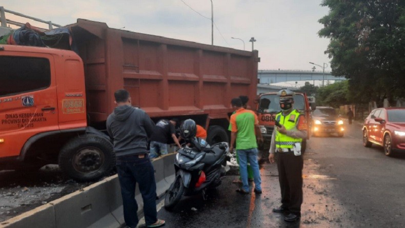Truk Tabrak Separator Bus Transjakarta di Jalan Layang Tomang Arah Grogol