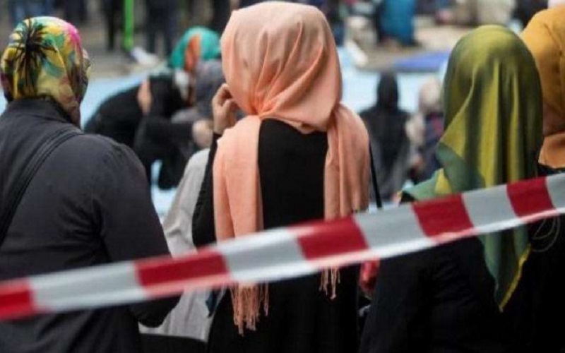 Rasis dan Biadab, Seorang Pria Aniaya Perempuan Berhijab yang Tak Berdaya