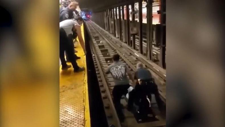 Mendebarkan, Pria Pingsan Berhasil Diselamatkan setelah Jatuh di Atas Rel Kereta Api