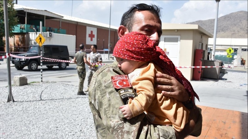 Bayi 2 Bulan dan Ayah Terpisah dari Istri saat di Bandara Kabul, Tentara Turki Beri Bantuan
