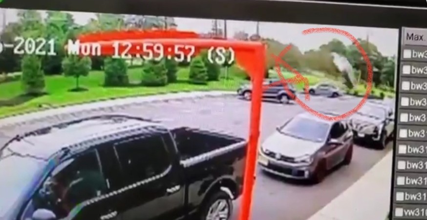 Viral Mobil Terguling Nyaris Menimpa Keluarga yang Sedang Makan di Restoran 