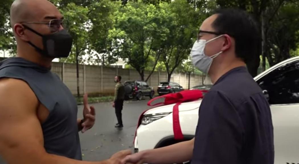 Terima Kasih Telah Diselamatkan, Deddy Corbuzier Beri dr Gunawan Uang Sekoper dan Mobil Toyota Fortuner