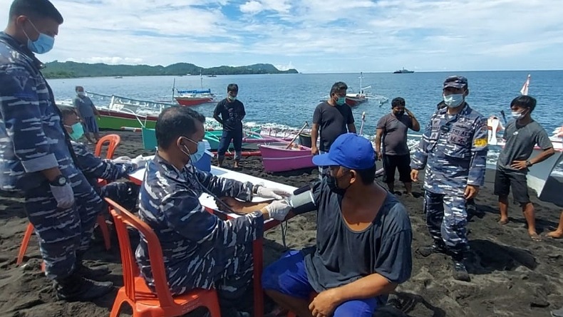 Cegat Kapal, Polres Buleleng Gelar Vaksinasi Covid-19 di Tengah Laut