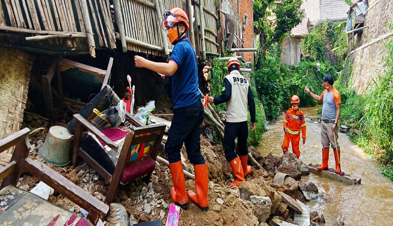 Longsor Terjang Bantaran Sungai Cisarua Sukabumi, 2 Rumah Nyaris Ambruk 