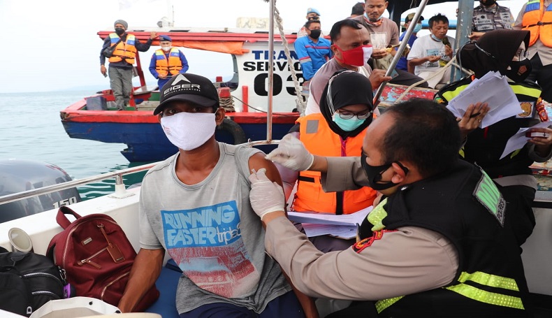 Kapolres Sukabumi Sasar Nelayan Palabuhanratu untuk Vaksinasi hingga ke Tengah Laut