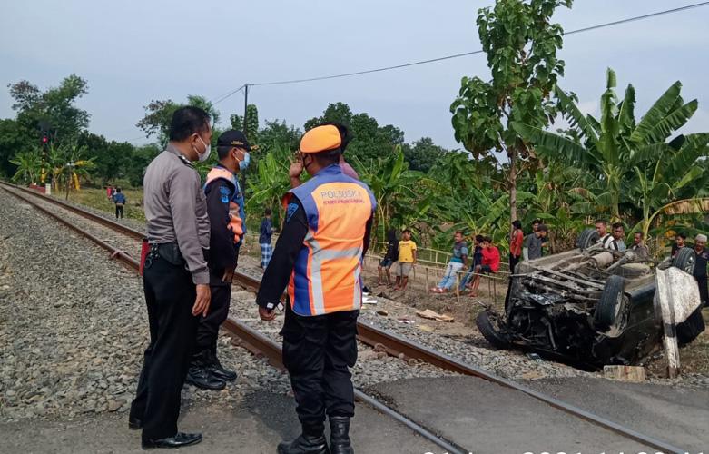 KA Argo Bromo Anggrek Tabrak Xenia di Demak, Pengemudi Selamat