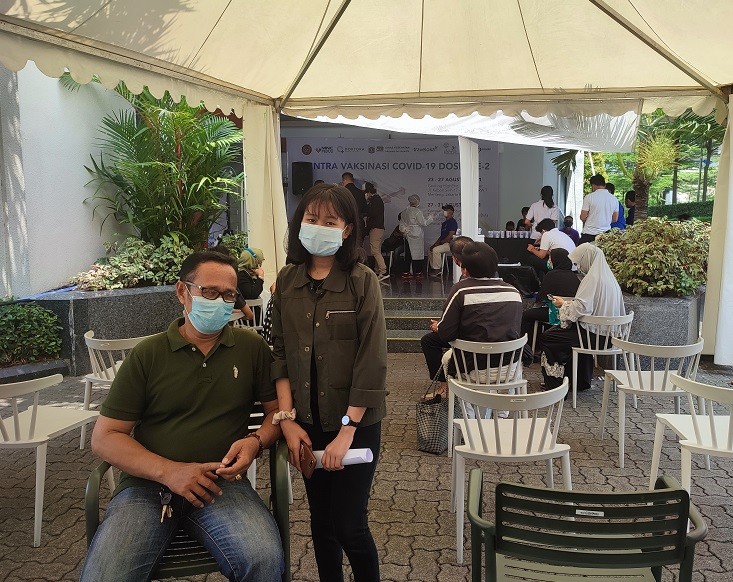 Tunggu Sentra Vaksinasi MNC Peduli, Satu Keluarga Ikut Vaksinasi Covid-19