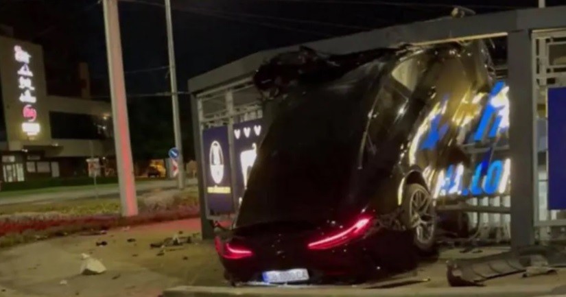Viral Mobil Sport Mewah Mercedes-AMG GT Tabrak Halte Bus