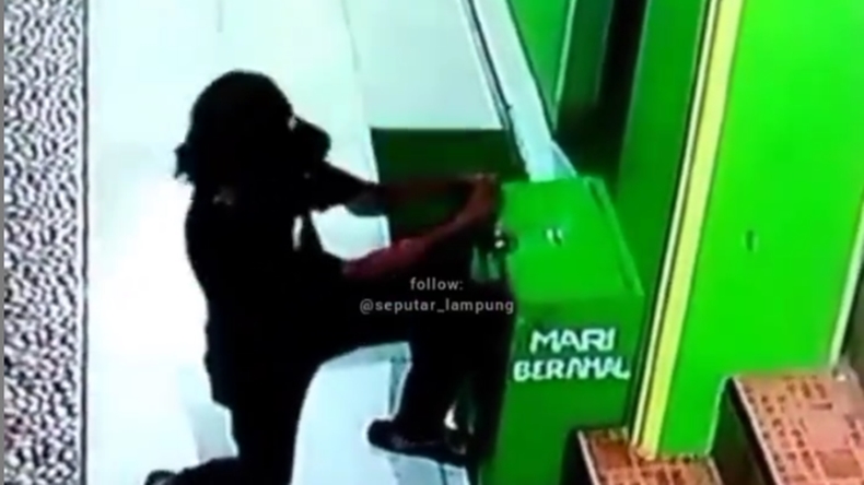 Congkel hingga Terjungkal, Aksi Pencuri Kotak Amal di Masjid Pringsewu Terekam CCTV