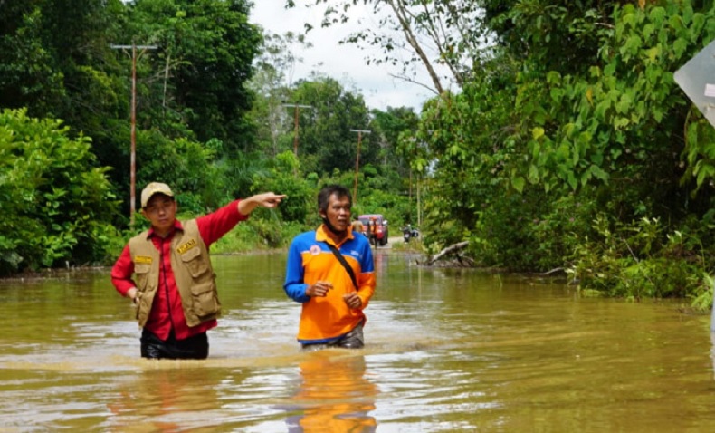 Jalan Penghubung Kapuas Hulu ke Pontianak Terputus akibat Banjir Besar