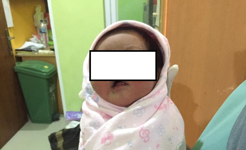 Terekam CCTV, Ibu Muda Buang Bayi di Halaman Masjid di Tangerang