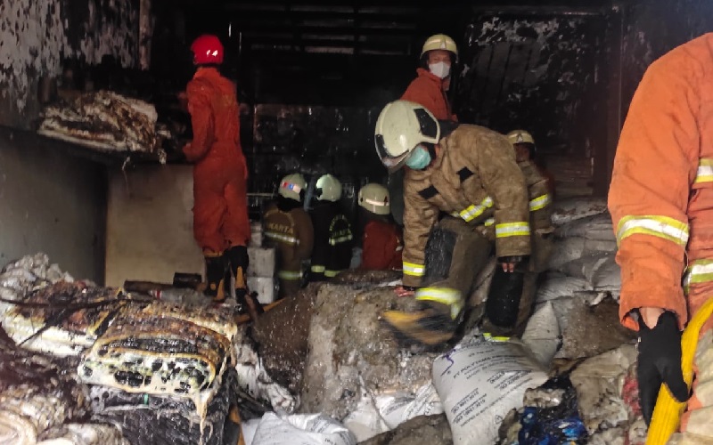 Kebakaran Landa Ruko 3 Lantai di Cengkareng Barat, Pemilik Terluka