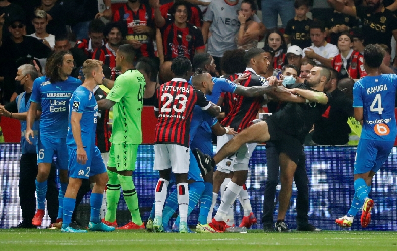 Laga Nice Vs Marseille Rusuh, Penonton Masuk Lapangan Kejar Dimitri Payet