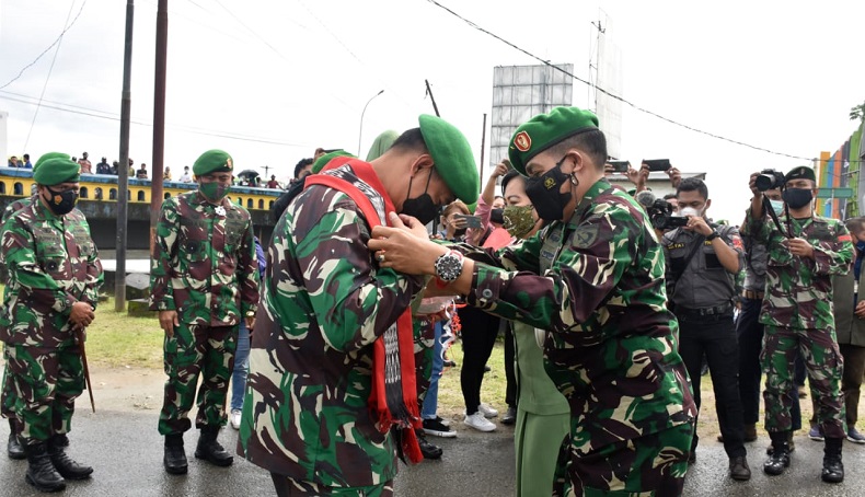 Pangdam Pattimura Disambut Tarian Lenso dan Kalungan Bunga