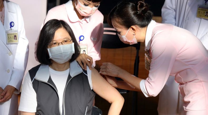 Presiden Taiwan Disuntik Vaksin Covid Buatan Lokal meski Keamanannya Diragukan