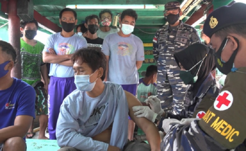 TNI AL Jemput Bola Vaksinasi Nelayan di Pontianak yang Pulang Melaut