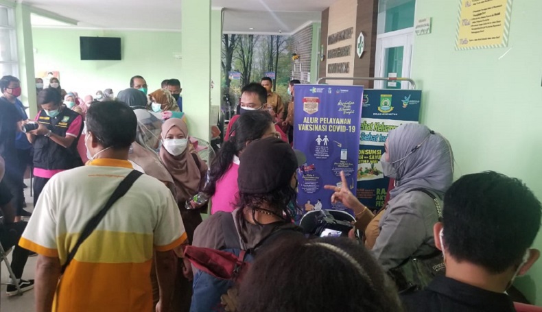 Pemain Persikota Jadi Penerima Vaksin Pfizer Pertama di Tangerang