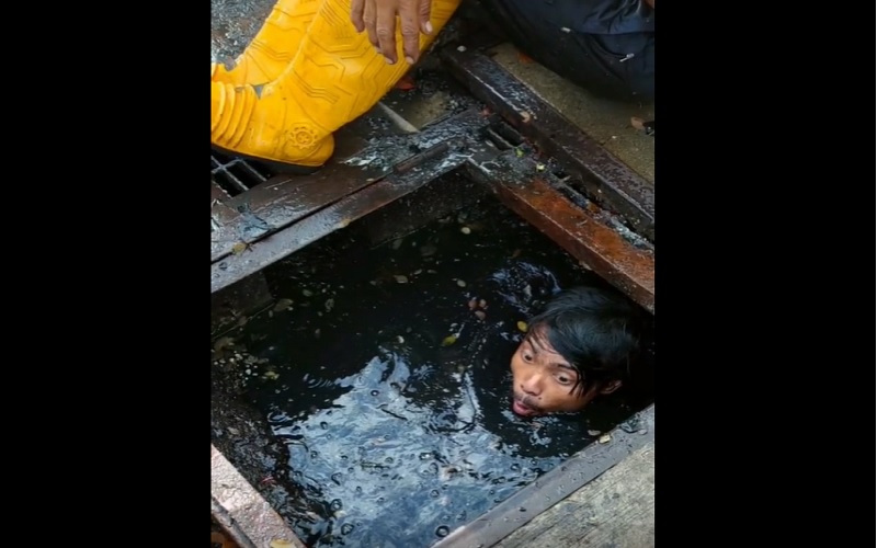Viral Petugas Nyelam Got Bersihkan Sampah, Netizen: Mudah-mudahan Ada Alat Canggih  