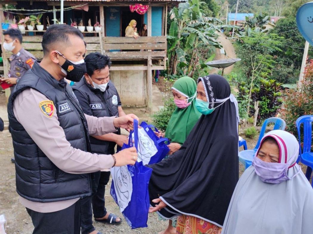 Kapolres Enrekang Gandeng WMR Community Bagikan Sembako ke Warga Terdampak Covid-19